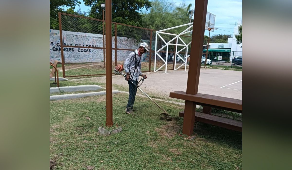 Dan mantenimiento a espacios deportivos en Ahome