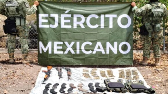 ¡Estaban escondidos en un árbol! Decomisan explosivos en Navolato y armas largas en Culiacán, Sinaloa