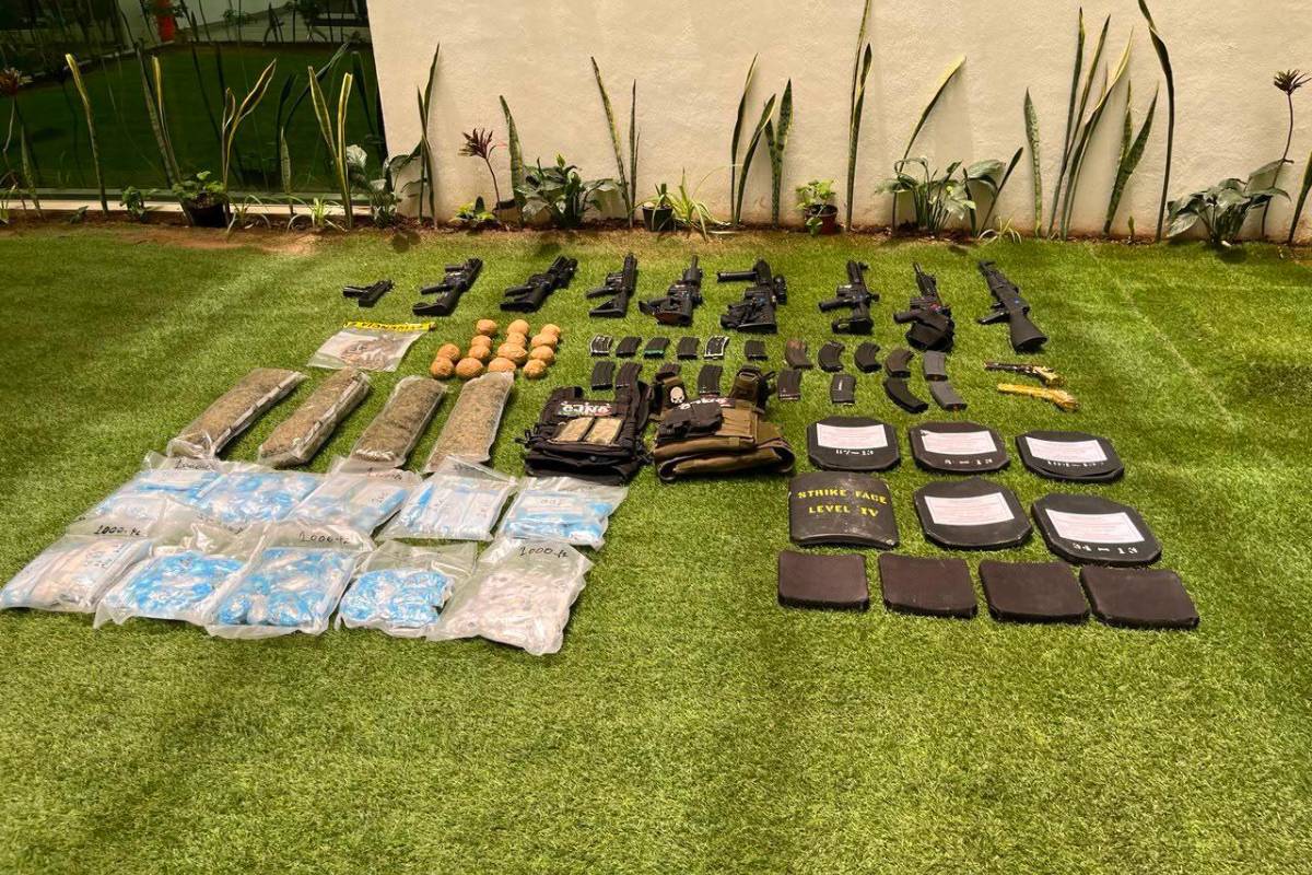 decomiso de armas, equipo táctico y miles de dosis de droga.