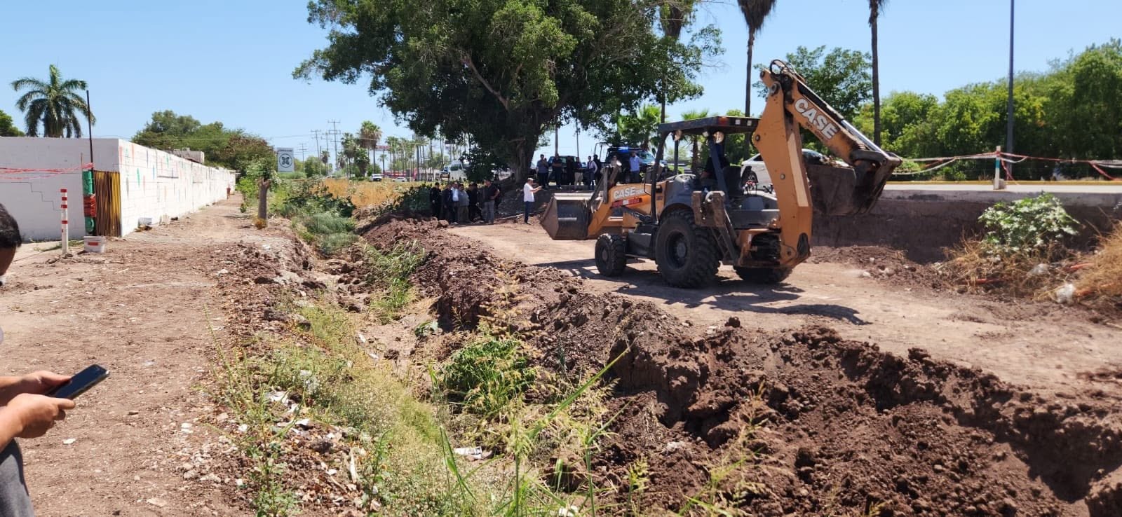 Desazolve del dren Rosales en Los Mochis