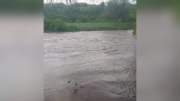 Se restablece la comunicación sobre el arroyo El Potrero de Los Soto, en El Fuerte, tras desbordamiento del cauce