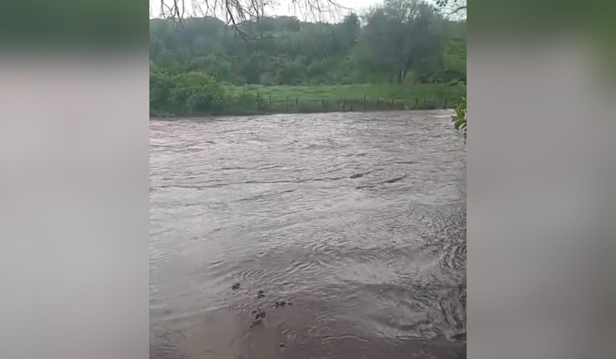 Desbordamiento del arroyo El Potrero de Los Soto, en El Fuerte