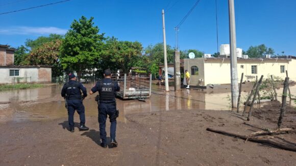 PC informa que tras desborde del arroyo de Cuatro Vientos en San Marcial, Guasave; entre 10 y 15 viviendas resultan afectadas por inundaciones