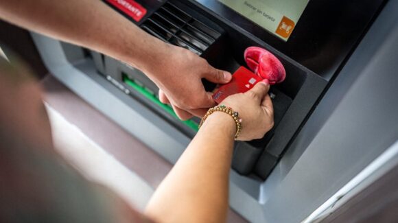 Fingen ayudar e intercambian plásticos; detectan a “desplazadores de tarjetas” en cajeros automáticos de Sinaloa
