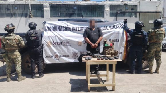 Con vehículo robado, arma larga y equipo táctico, así detiene la Marina a un hombre en El Roble, en Mazatlán