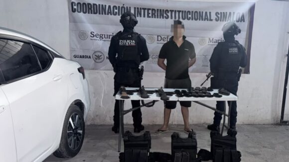 Detienen a hombre armado en Mazatlán, Sinaloa; le aseguran tres fusiles, municiones y vehículo con reporte de robo