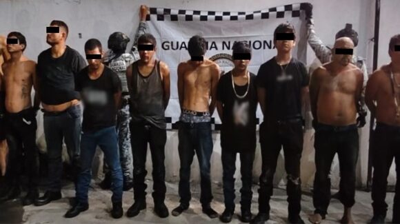 Capturan a 10 presuntos integrantes de una célula delictiva en Escuinapa con armas, explosivos y equipo táctico