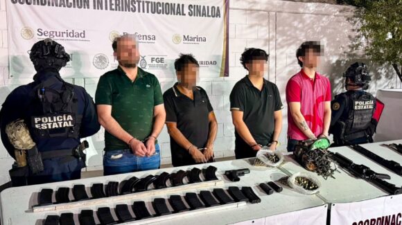 Cuatro detenidos con AK-47, ponchallantas, vehículos y cartuchos, el resultado del operativo en Villa Universidad, en Culiacán