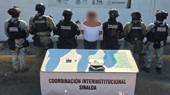 Traía una pistola fajada en la cintura y 150 dosis de droga en la bolsa de mano; detienen a una mujer en Culiacán