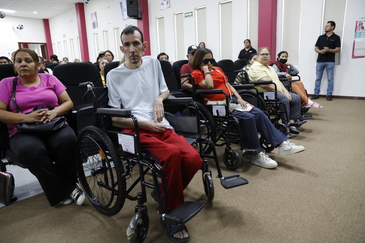 DIF Sinaloa entrega sillas de ruedas a población vulnerable