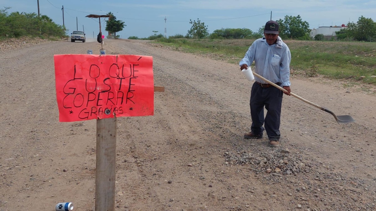 Don Eduardo Velarde tiene seis años limpiando el camino que conecta Guamúchil con Angostura