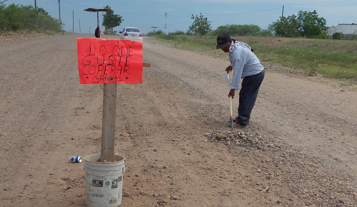 Don Eduardo Velarde tiene seis años limpiando el camino que conecta Guamúchil con Angostura