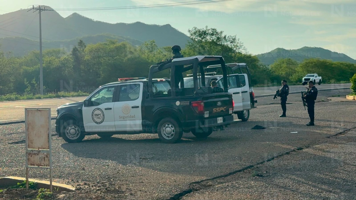 Dos patrullas ponchadas dejó persecución a sujetos armados en la México 15 libre, en Culiacán