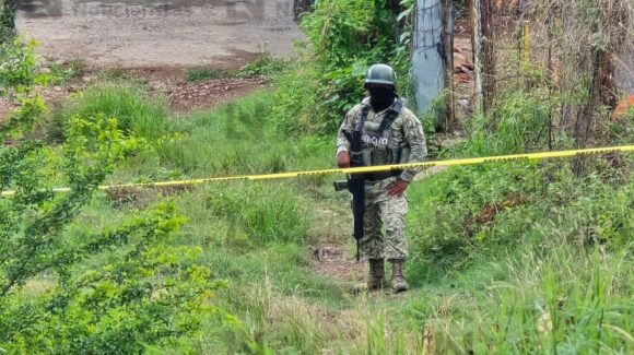 Ejecutan a balazos a un hombre en una calle de terracería enmontada de la colonia Las Coloradas al oriente de Culiacán