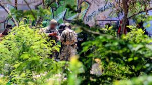 ejecutan a una mujer y hombre dentro de una choza de madera en mazatlan militar
