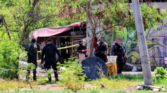 Ejecutan a una mujer y hombre dentro de una choza de madera en Mazatlán, Sinaloa