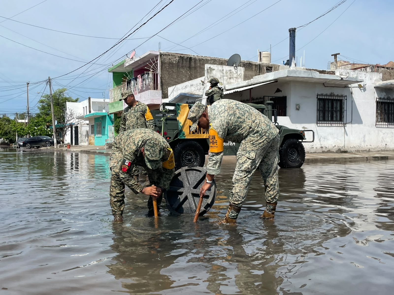 Ejército Mexicano aplica Plan DN-III-E en su fase de apoyo a la población en Mazatlán