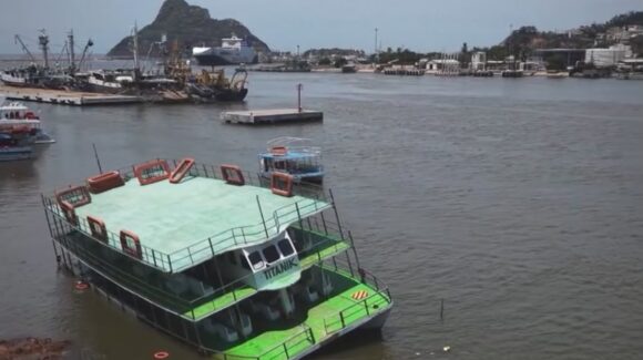 ¡Esta vez no fue un iceberg! El ‘Titanik’ de Mazatlán, Sinaloa, termina semihundido por las lluvias