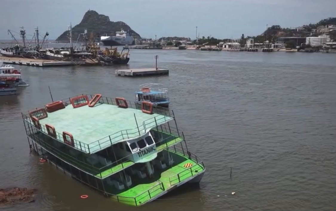 El catamarán Titanik se semihunde tras intensas lluvias en Mazatlán