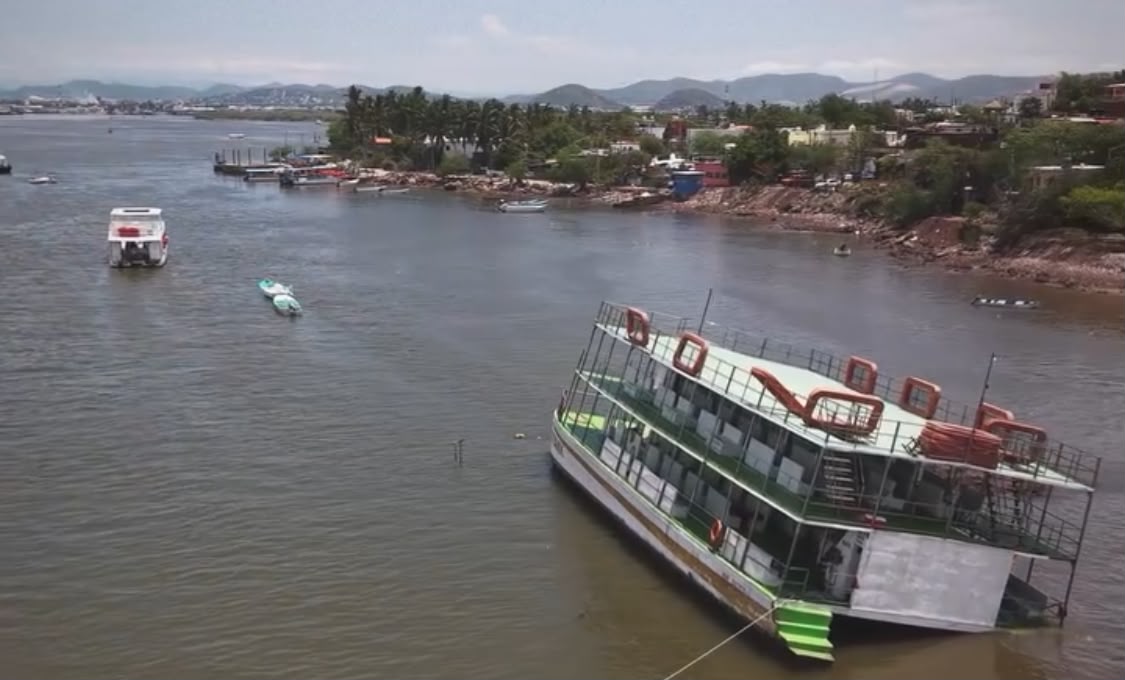 El catamarán Titanik se semihunde tras intensas lluvias en Mazatlán