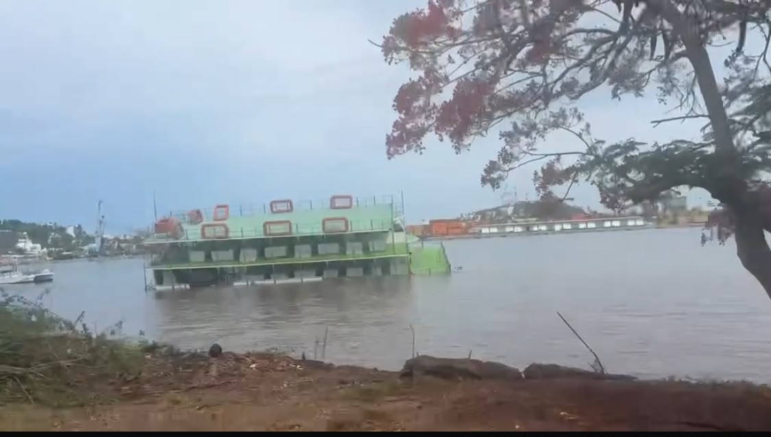 El catamarán Titanik se semihunde tras intensas lluvias en Mazatlán