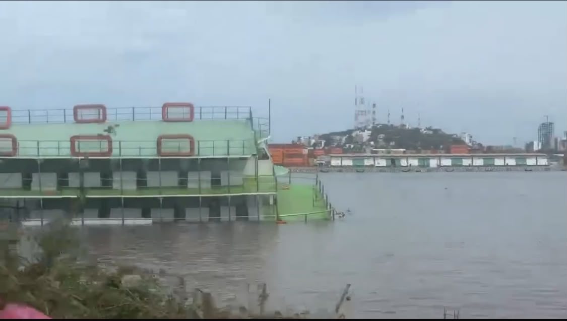 El catamarán Titanik se semihunde tras intensas lluvias en Mazatlán