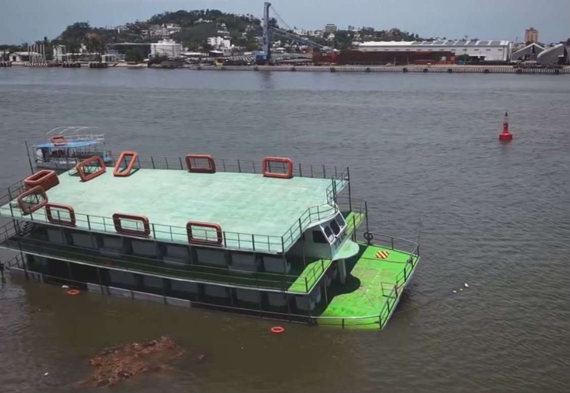 El catamarán Titanik se semihunde tras intensas lluvias en Mazatlán