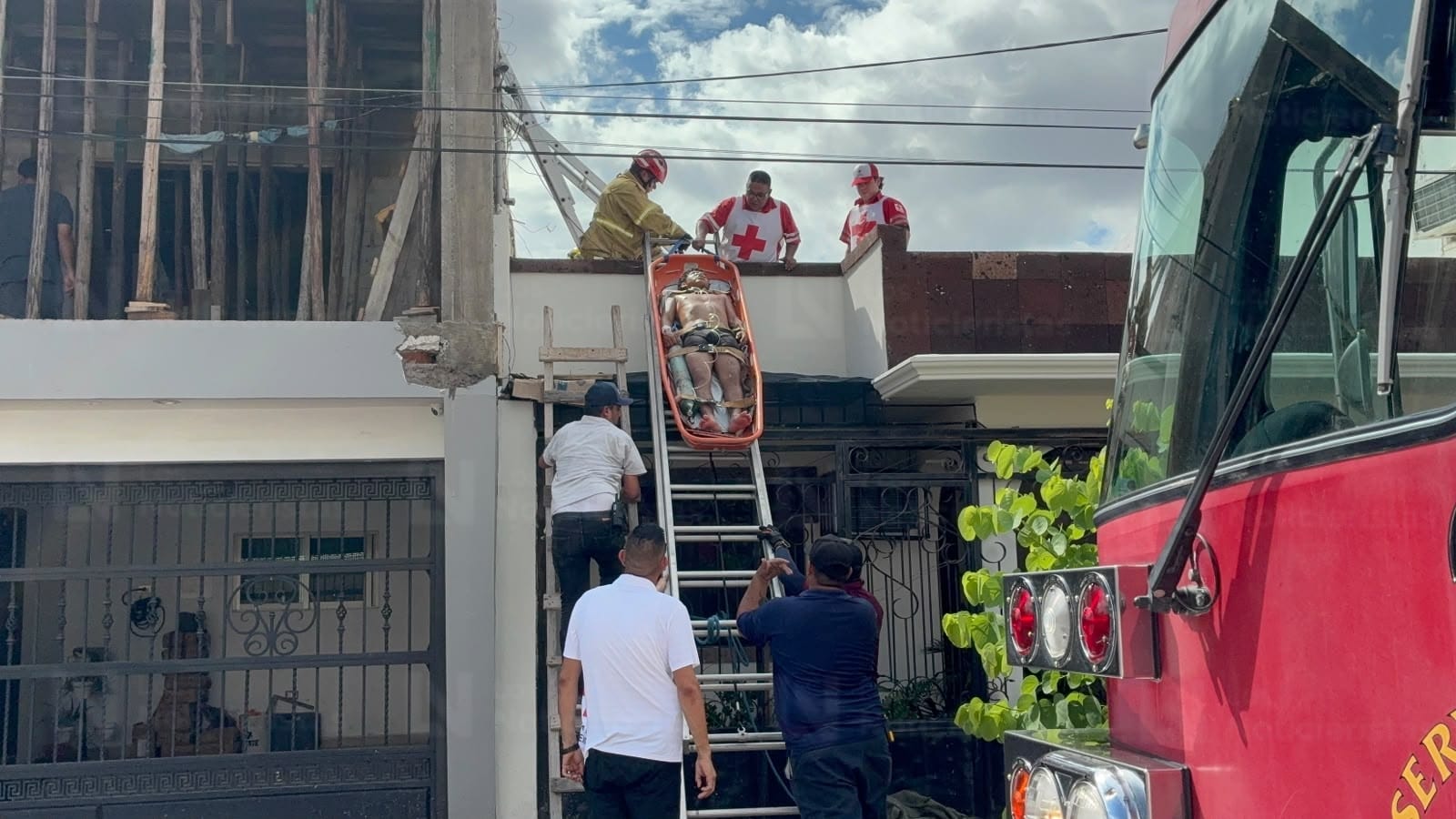 Trabajador de la construcción resulta lesionado tras recibir una descarga eléctrica en Los Mochis, Sinaloa