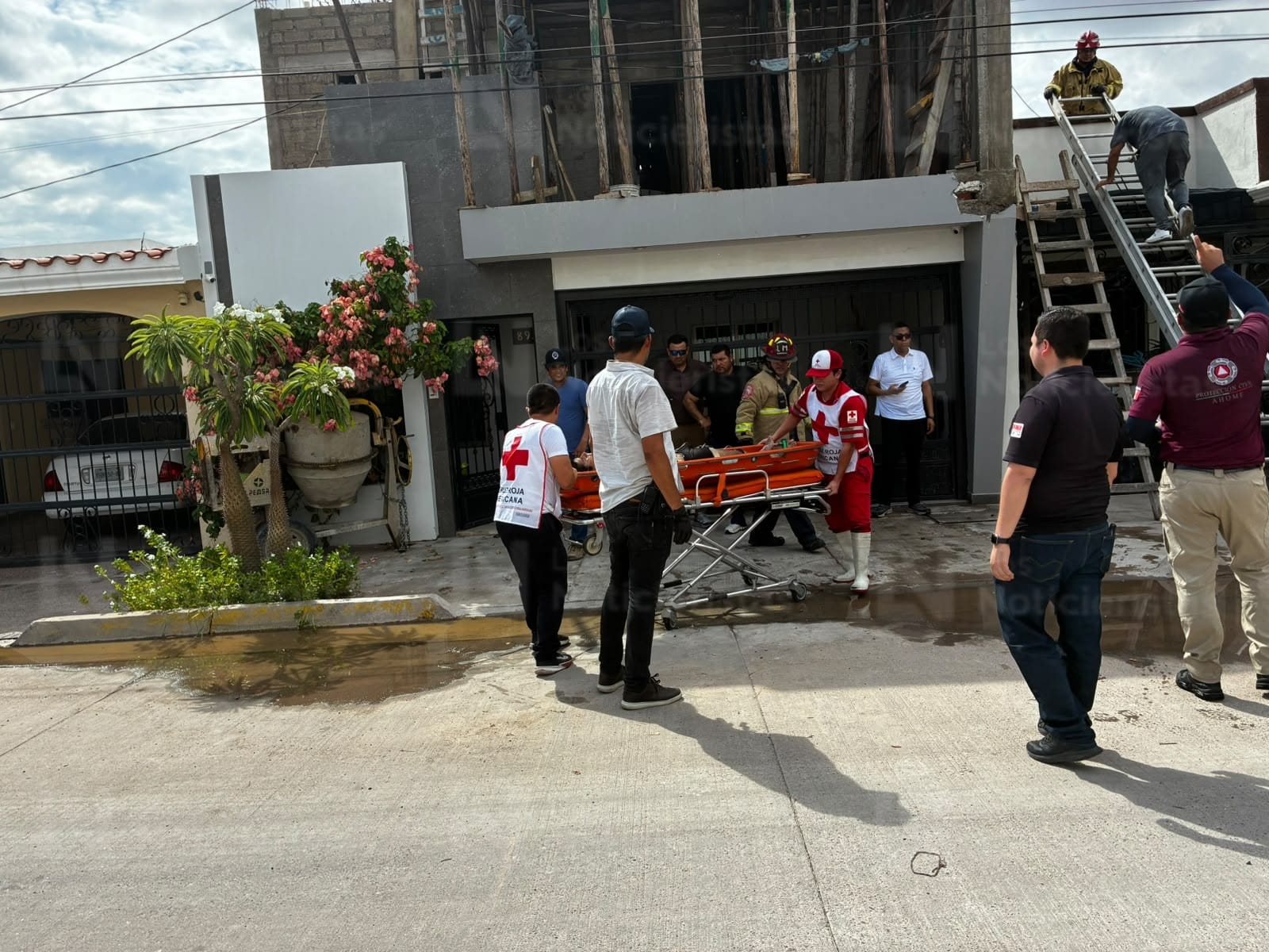 Trabajador de la construcción resulta lesionado tras recibir una descarga eléctrica en Los Mochis, Sinaloa