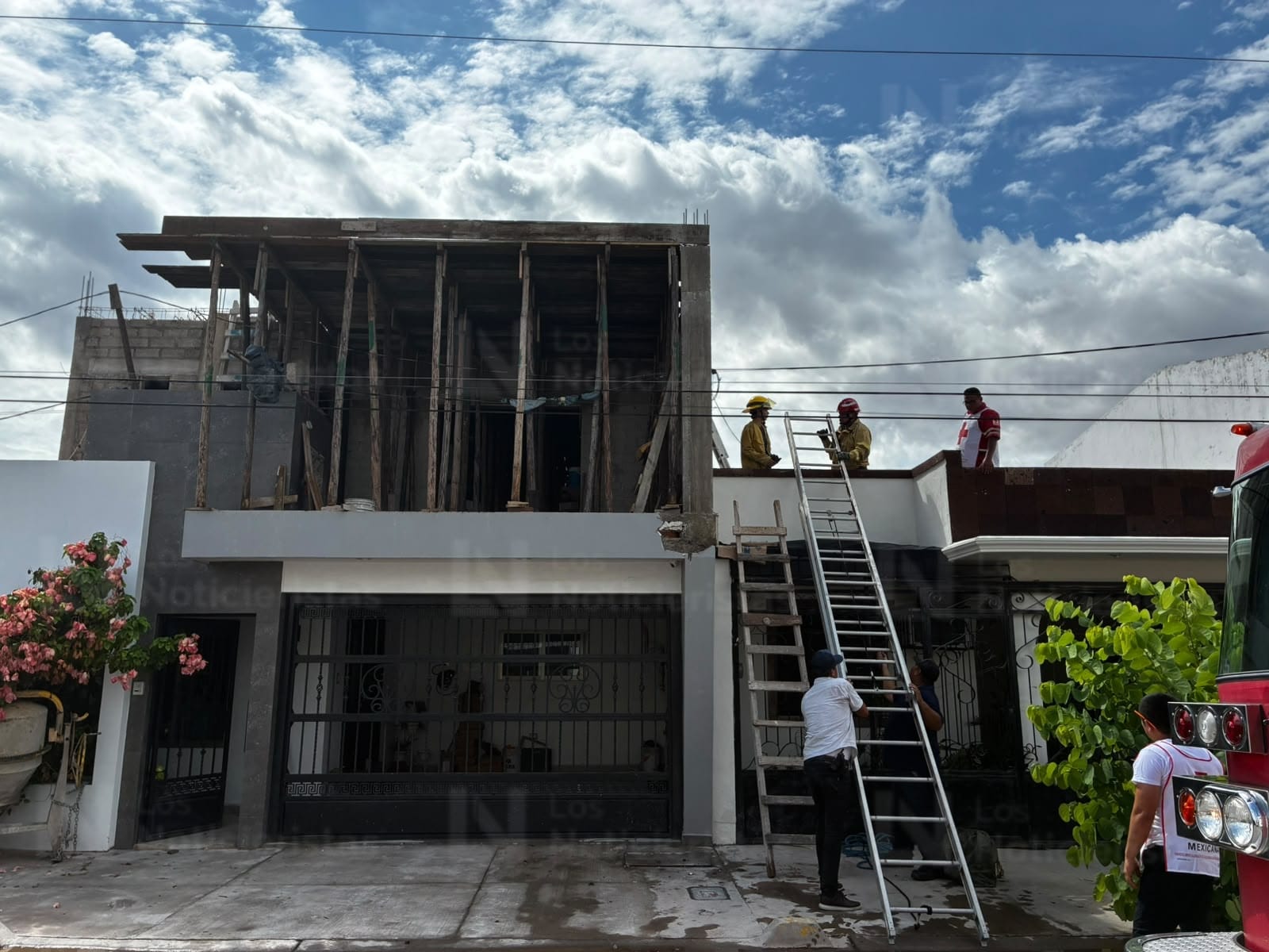 Trabajador de la construcción resulta lesionado tras recibir una descarga eléctrica en Los Mochis, Sinaloa