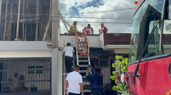 Trabajador de la construcción resulta lesionado tras recibir una descarga eléctrica en un domicilio del sector Scally, en Los Mochis, Sinaloa