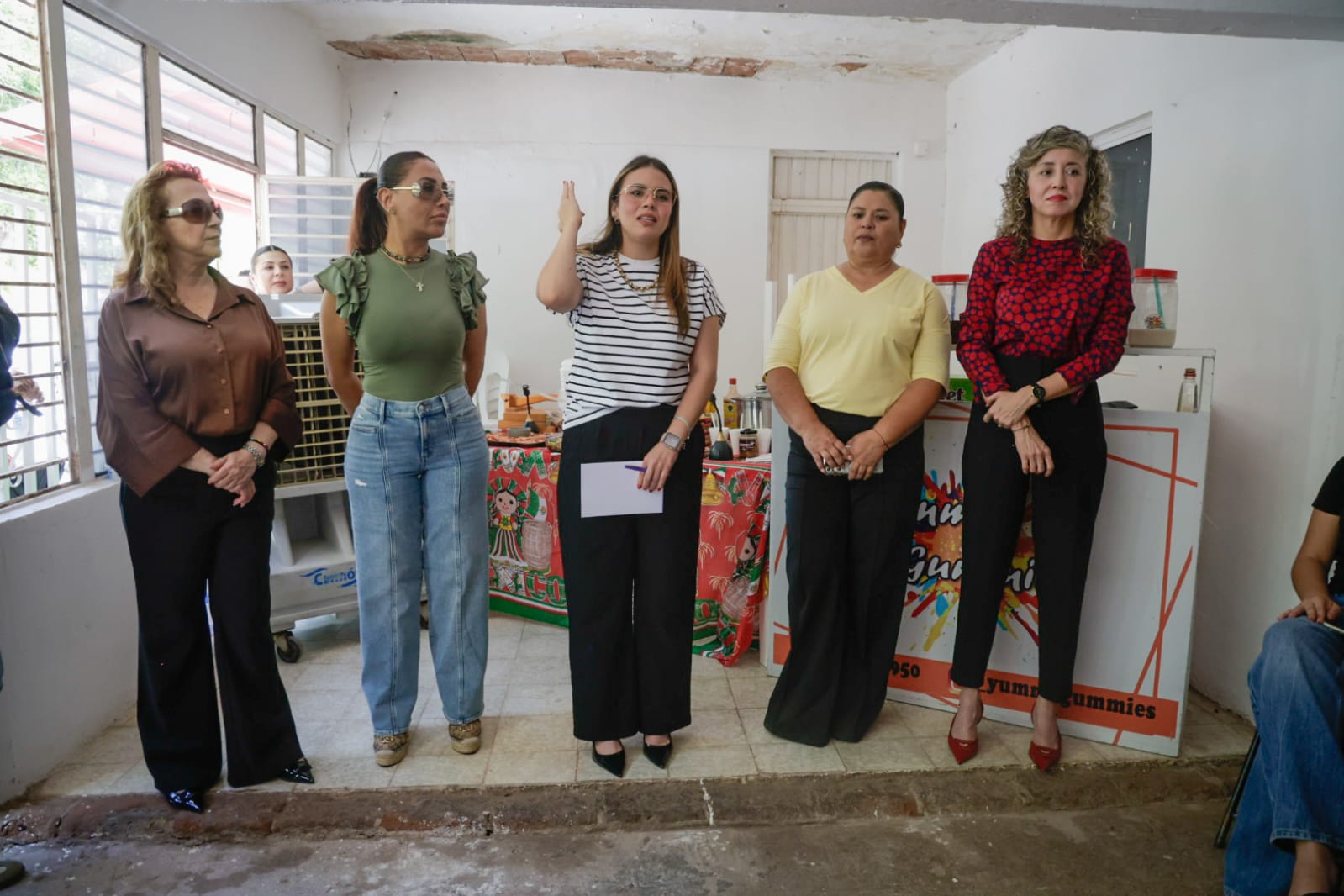 Ana Miriam Ramos entrega apoyos a Mujeres Emprendedoras en El Tamarindo