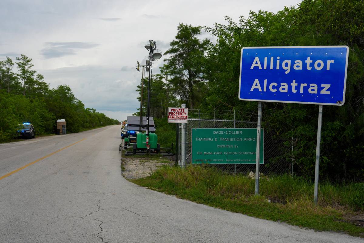 Entrada al centro de detención 'Alligator Alcatraz' en la Reserva Nacional Big Cypress, en Florida EU.