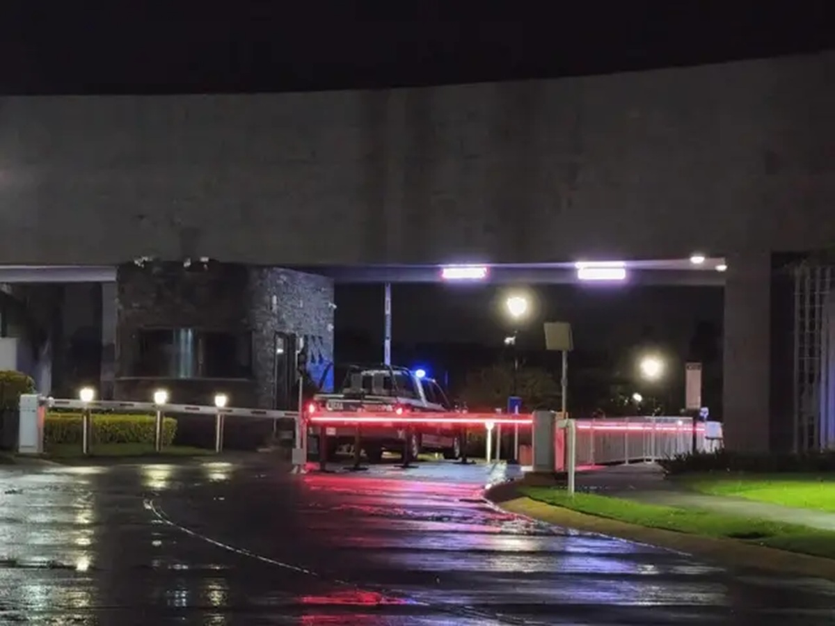 Entrada de la residencial en Zapopan donde asesinaron a dos hermanos sinaloenses