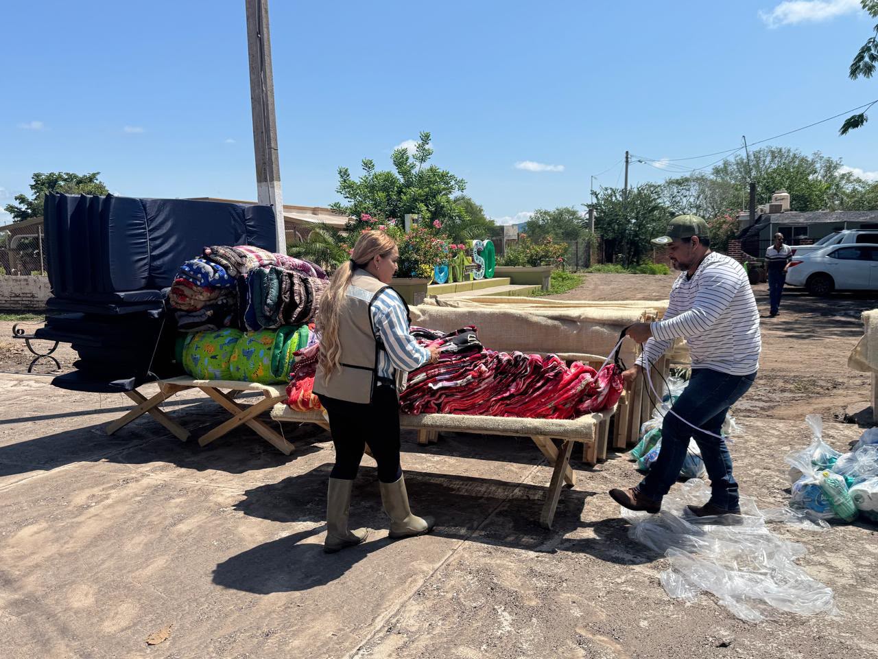 Entrega de apoyos humanitarios en Mocorito y Mazatlán tras lluvias