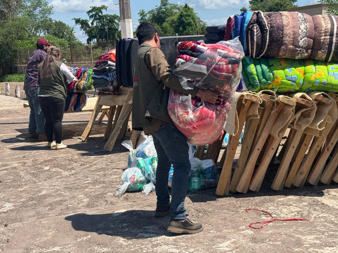 Entrega de apoyos humanitarios en Mocorito y Mazatlán tras lluvias