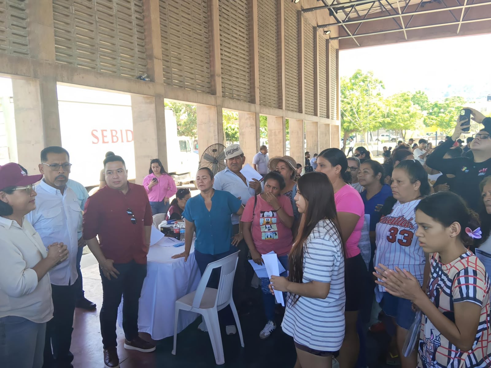 Entrega de apoyos humanitarios en Mocorito y Mazatlán tras lluvias