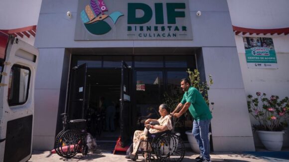 Entrega DIF Bienestar Culiacán sillas de ruedas para favorecer la movilidad de adultos con discapacidad