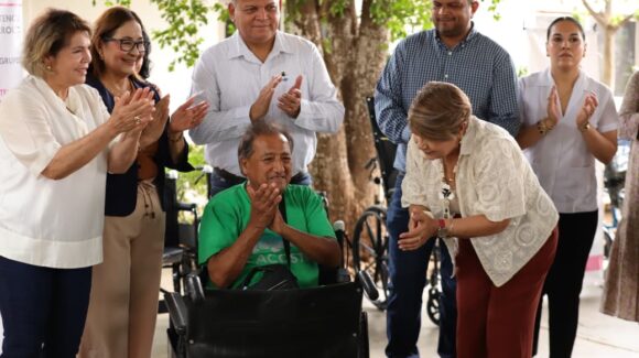 A sus 74 años y viviendo solo, don Julián recupera movilidad con una nueva silla de ruedas de DIF Sinaloa, en Guasave