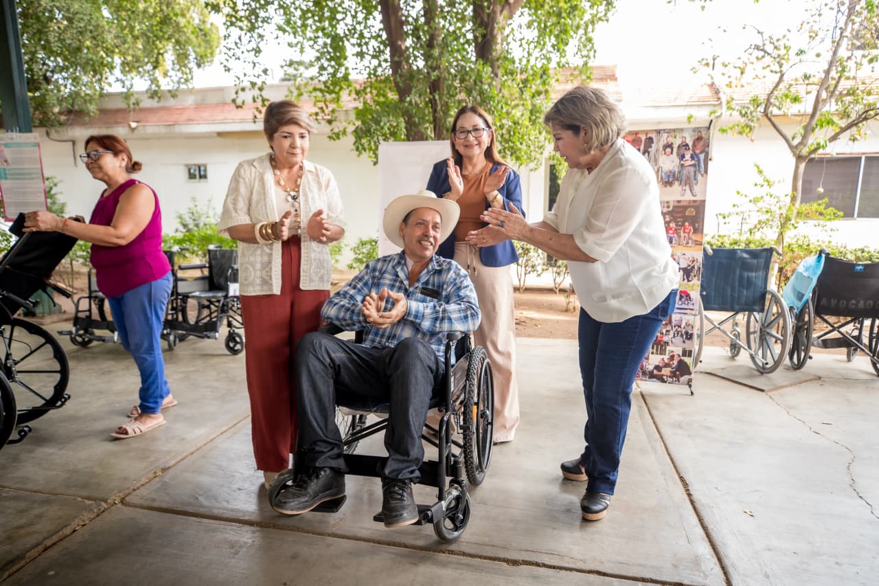 Don Julián recupera movilidad con una nueva silla de ruedas de DIF Sinaloa