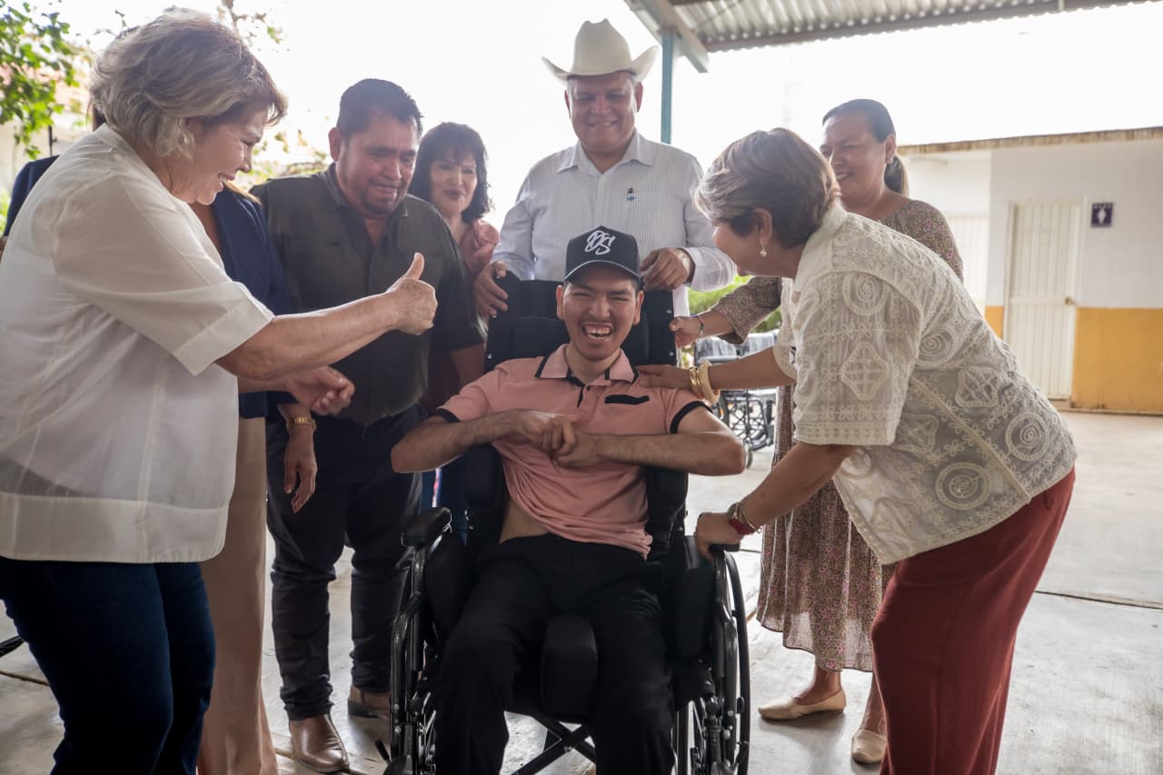 Don Julián recupera movilidad con una nueva silla de ruedas de DIF Sinaloa