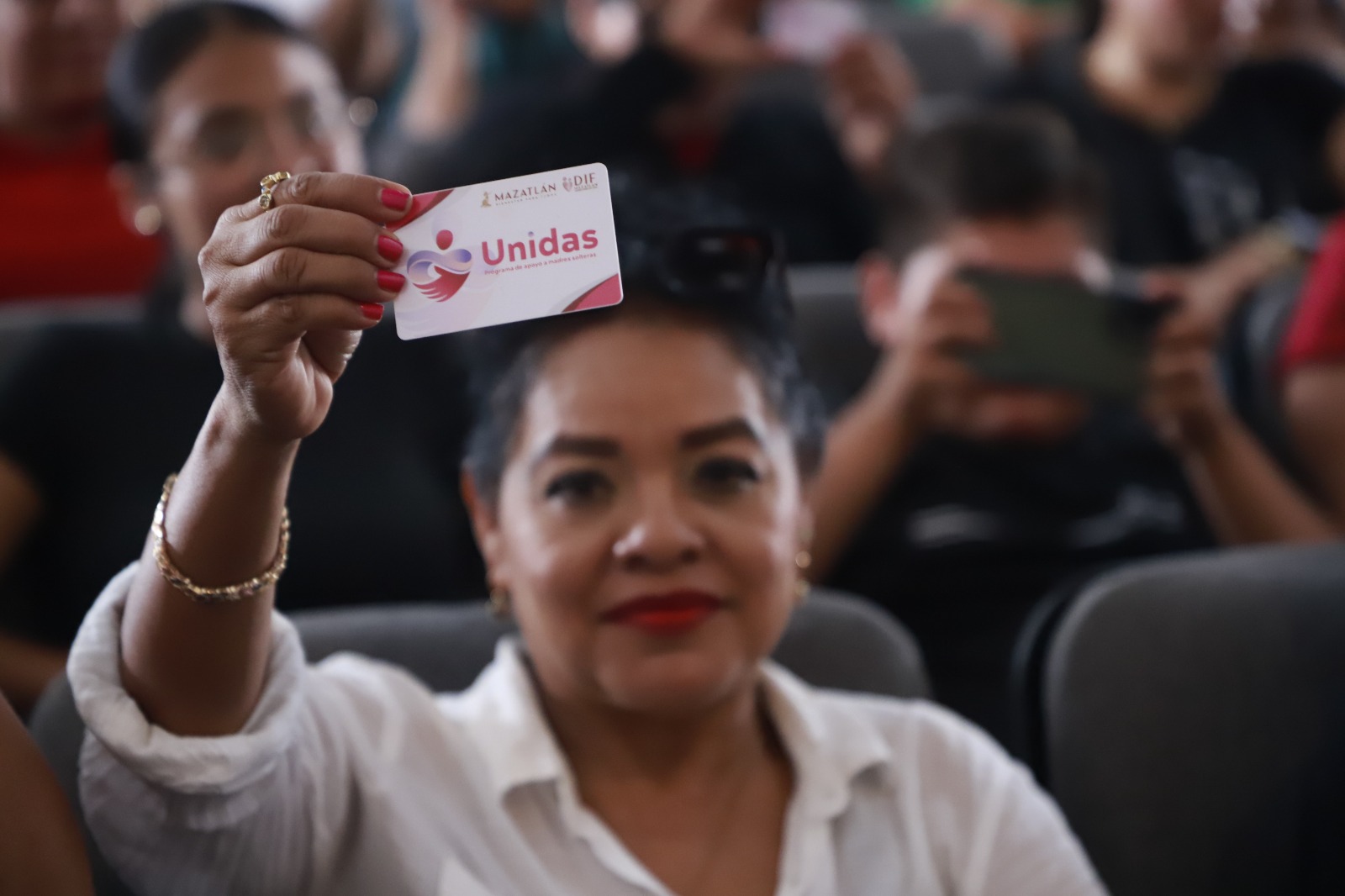 Entregan apoyos a madres solteras de Mazatlán