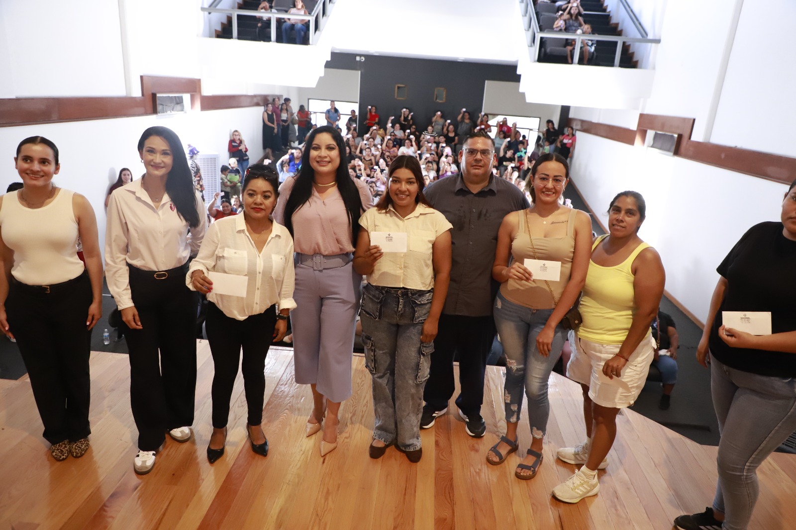 Entregan apoyos a madres solteras de Mazatlán