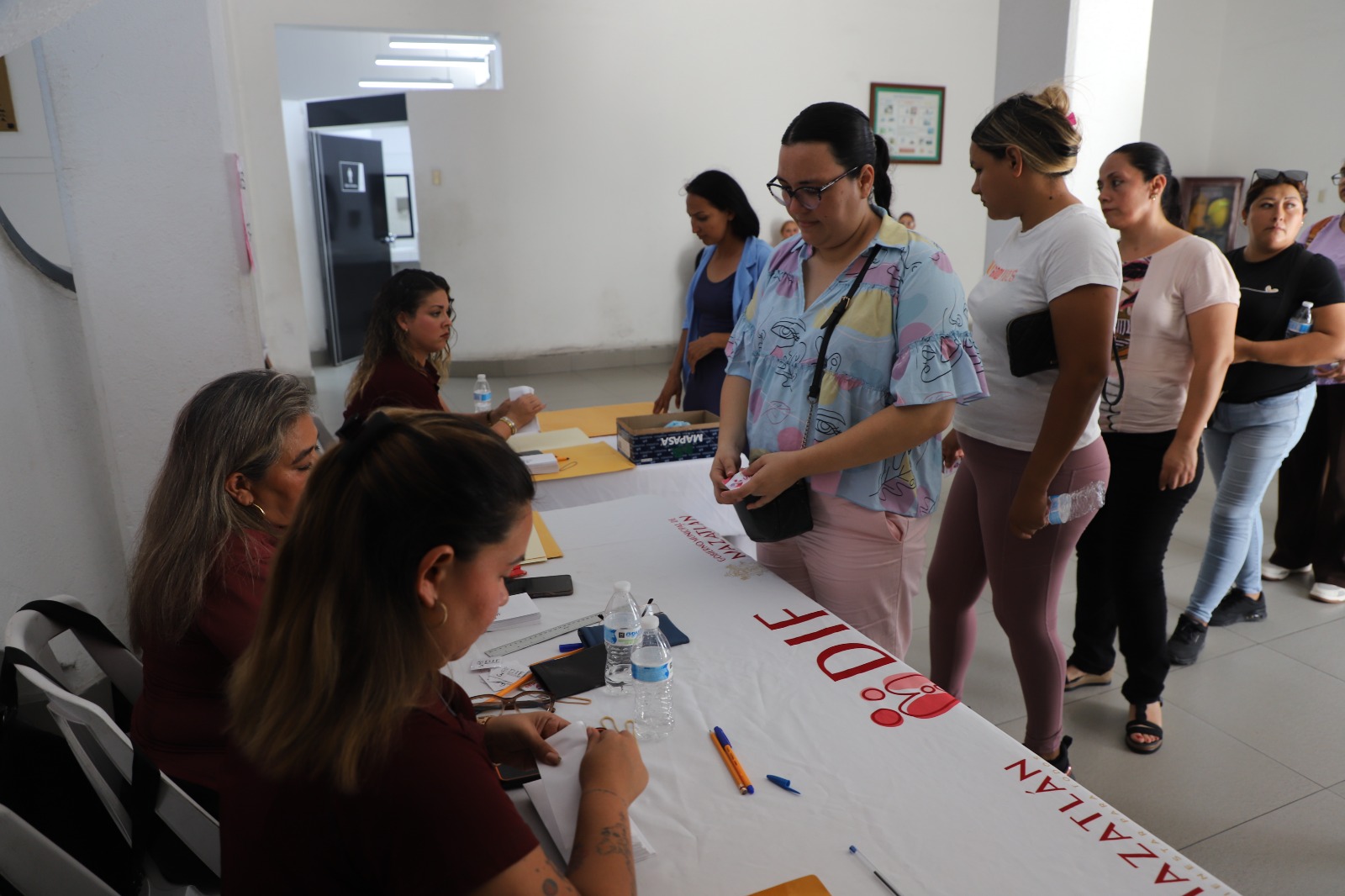 Entregan apoyos a madres solteras de Mazatlán