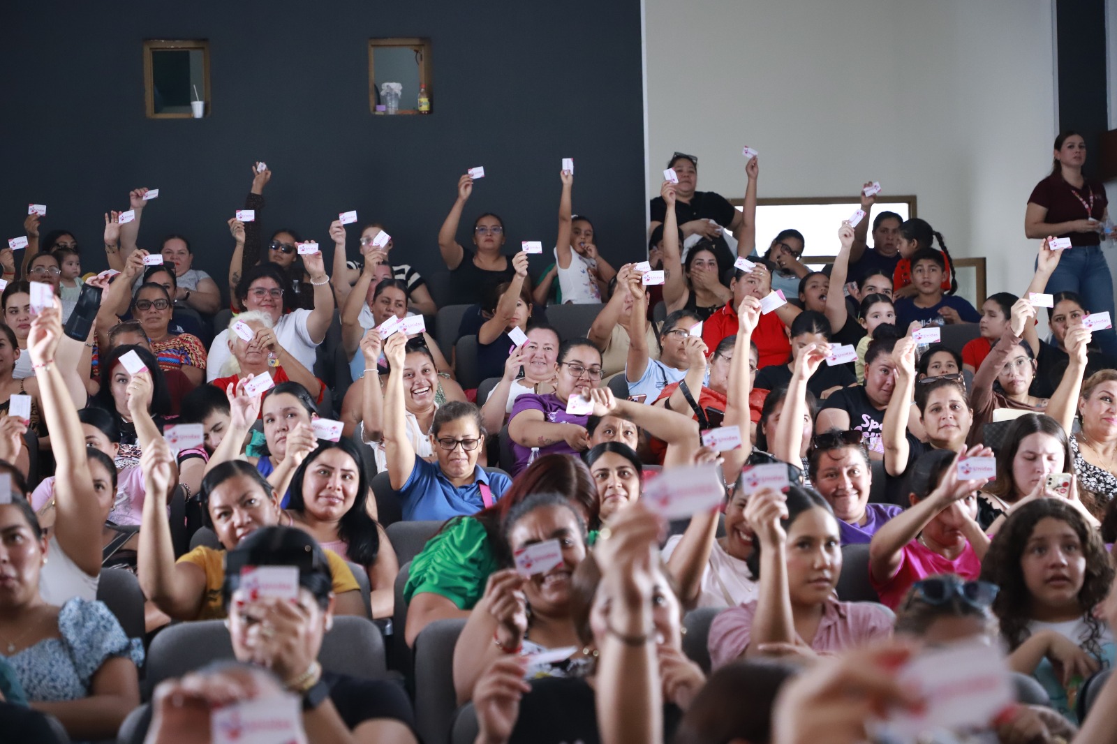 Entregan apoyos a madres solteras de Mazatlán