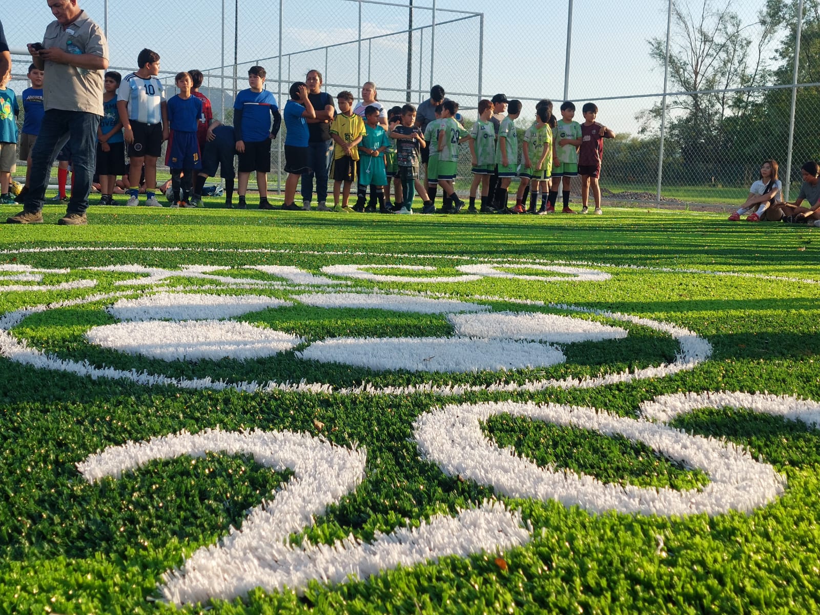 Entregan canchas de futbol de pasto sintético en Mocorito, Sinaloa