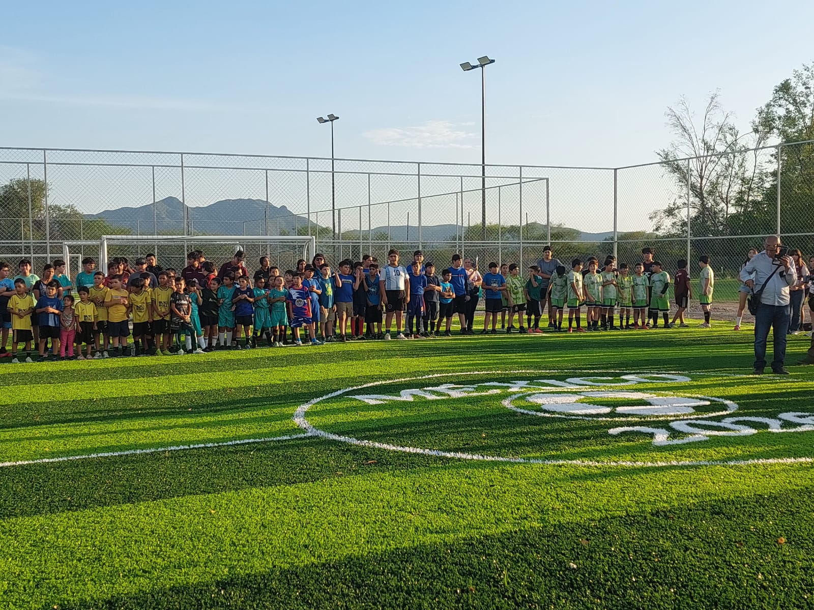 Entregan canchas de futbol de pasto sintético en Mocorito, Sinaloa