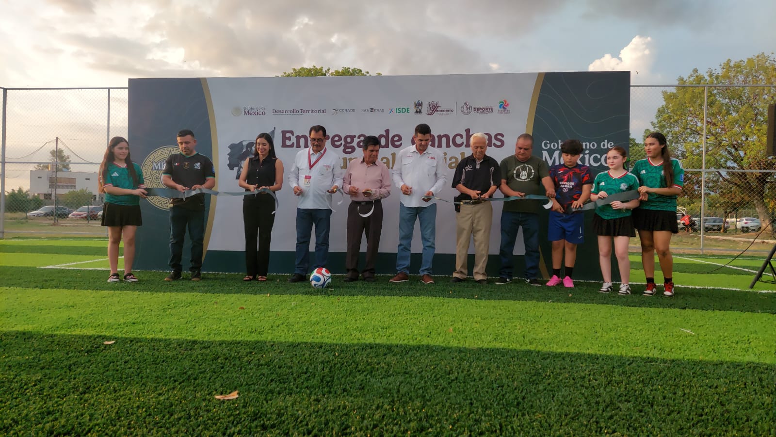 Entregan canchas de futbol de pasto sintético en Mocorito, Sinaloa