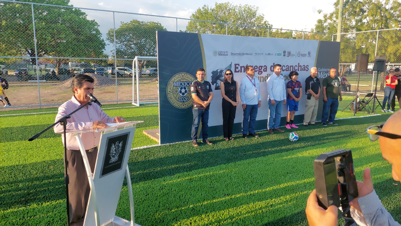 Entregan canchas de futbol de pasto sintético en Mocorito, Sinaloa