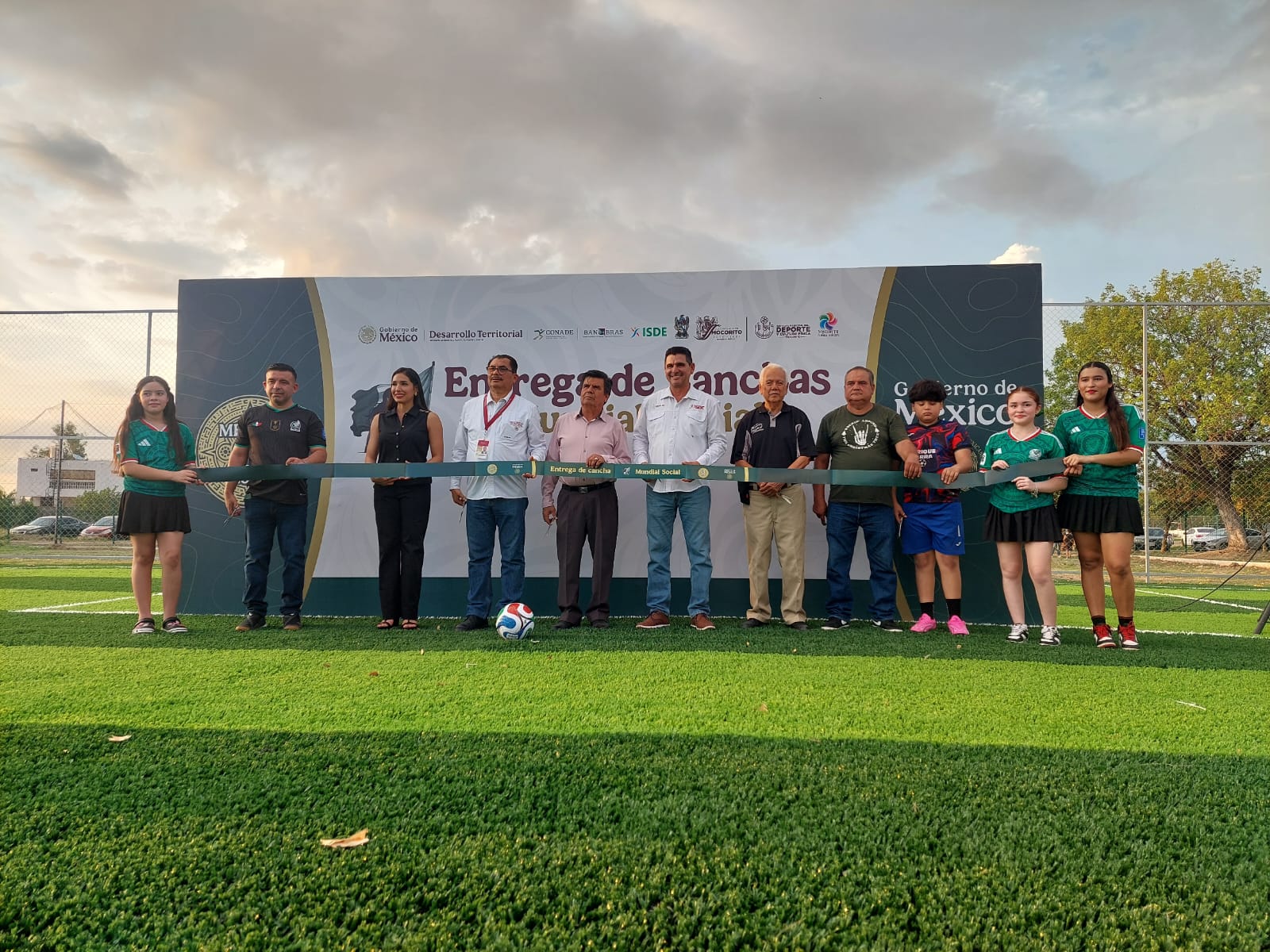 Entregan canchas de futbol de pasto sintético en Mocorito, Sinaloa
